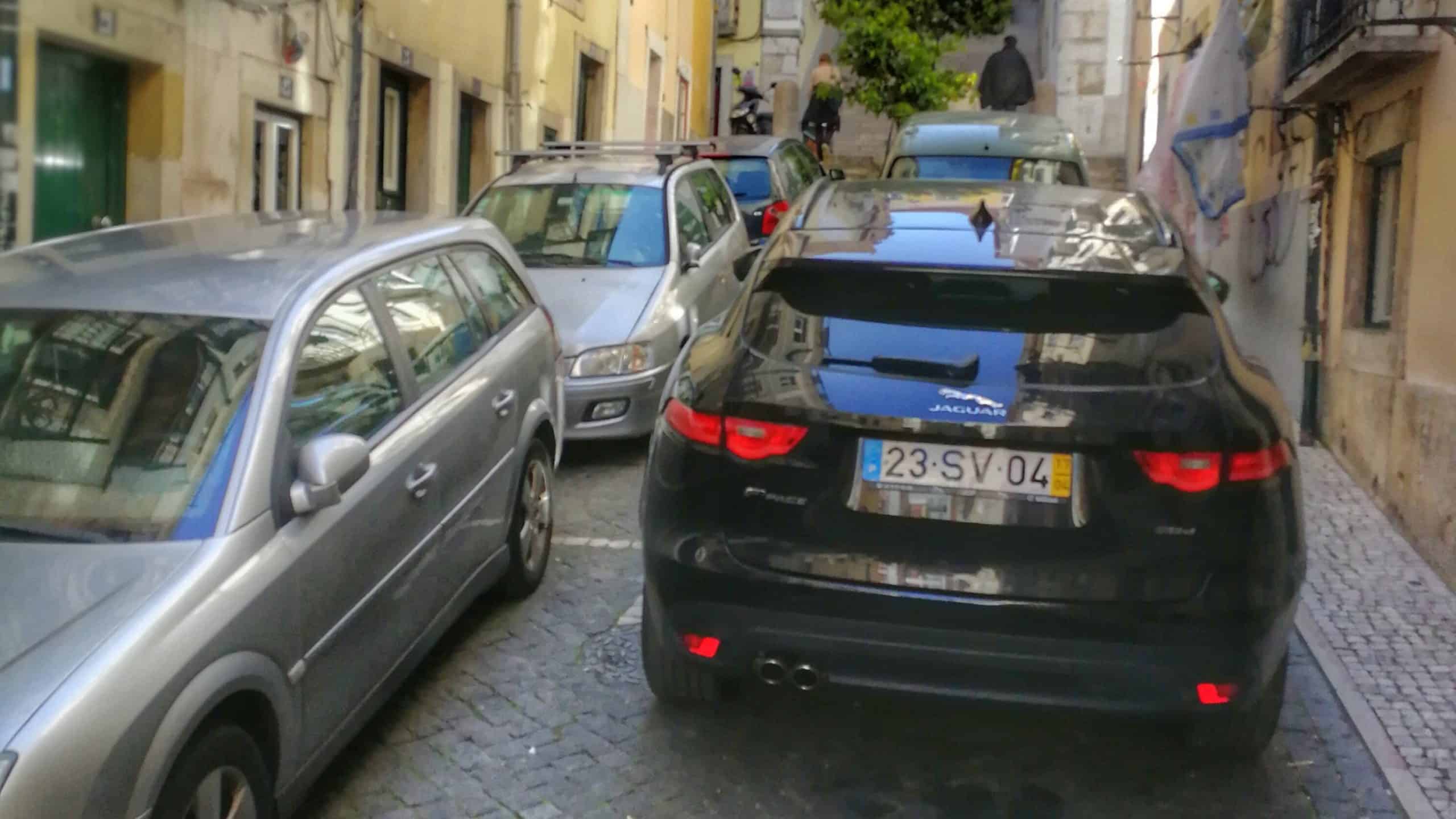 El aparcamiento es complicado en Lisboa, especialmente en el centro de la ciudad, hay que encontrar soluciones baratas o gratuitas