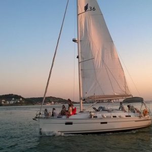Passeio de barco pelo rio Tejo em Lisboa de veleiro ou catamarã ao pôr do sol