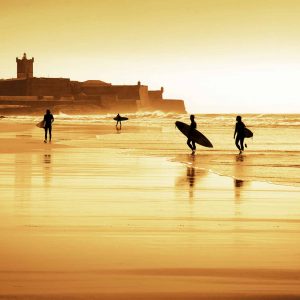Carcavelos beach is an undisputed surfing spot in Lisbon, reminiscent of the Landes waves of Hossegor (fast and hollow)