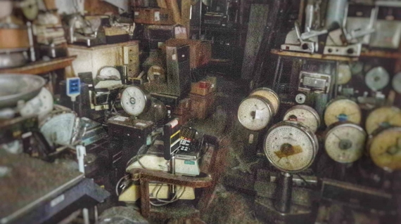 Shop of historical scales at Fernando da Mouraria