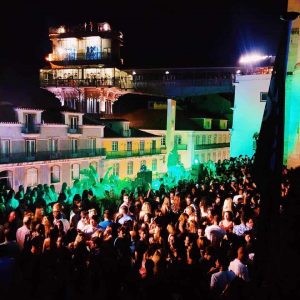 Topo Chiado is the best rooftop in Lisbon with plenty of room to dance, good service and a great view of santa justa and the castle