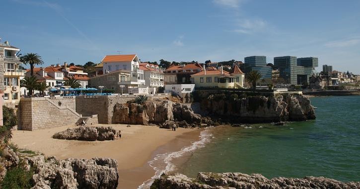 A praia de Da Rainha tem algumas das águas mais calmas de Portugal
