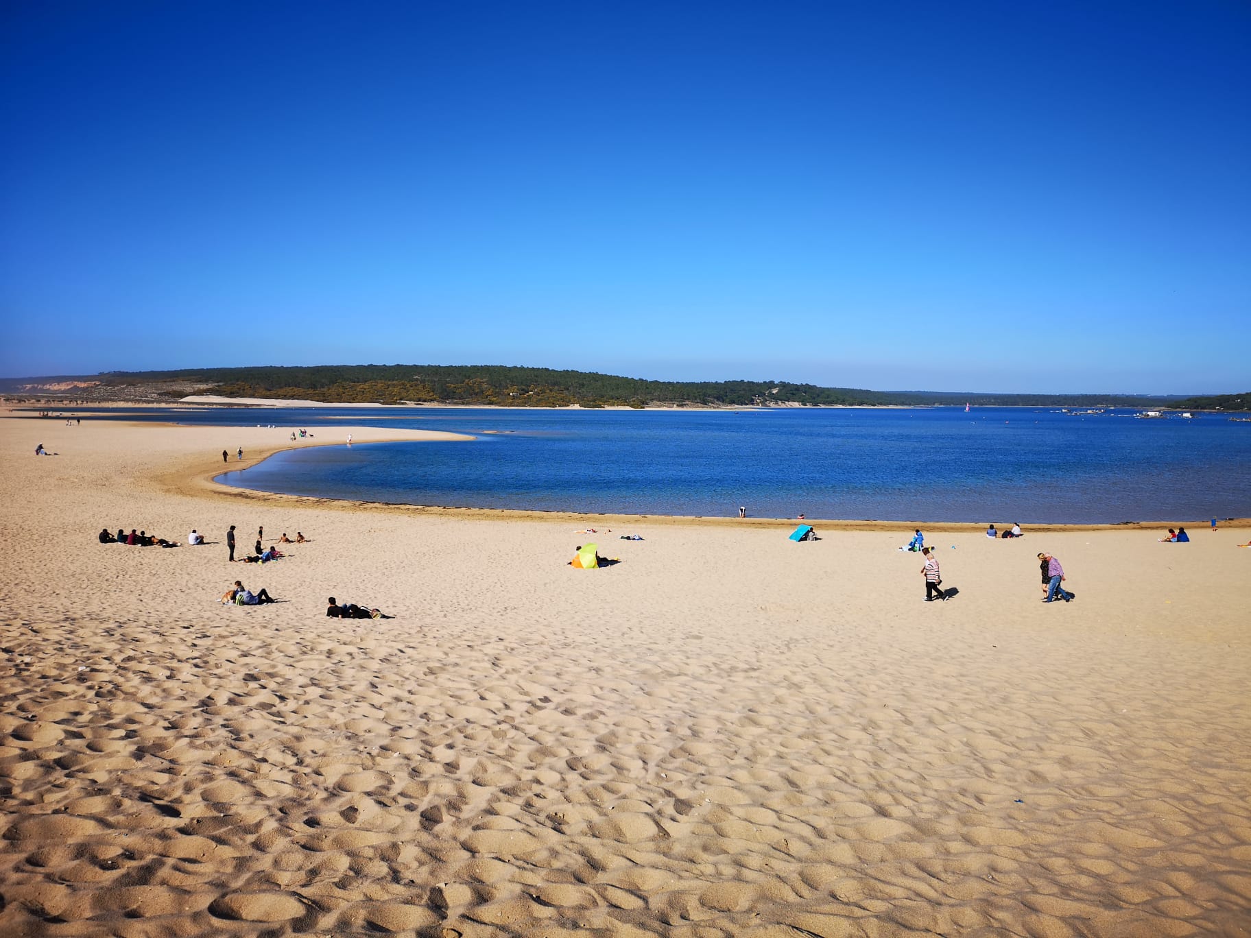 A Lagoa de Albufeira é o local ideal para famílias ou amigos, uma água calma e relaxante