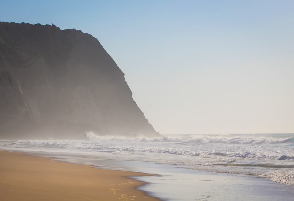 A praia de Grande é muito popular entre os surfistas, fácil de chegar e perto de restaurantes e bares