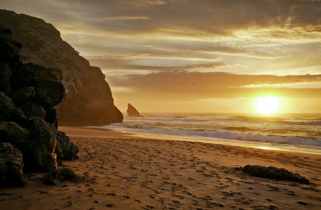 Praia da Adraga é uma praia isolada popular entre pescadores e locais