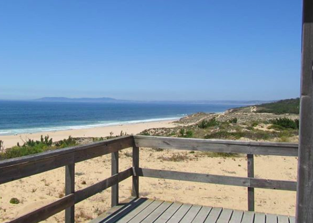 A praia de Alfarim é perfeita para apanhar sol e nadar