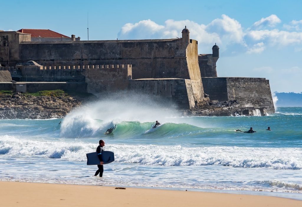A praia de Carcavelos é o local para surfistas e bodysurfistas, as ondas são perfeitas
