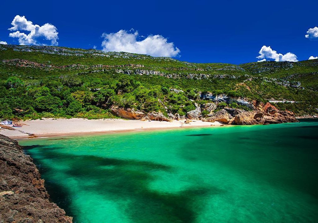 A praia dos Coelhos é um paraíso escondido rodeado de vegetação
