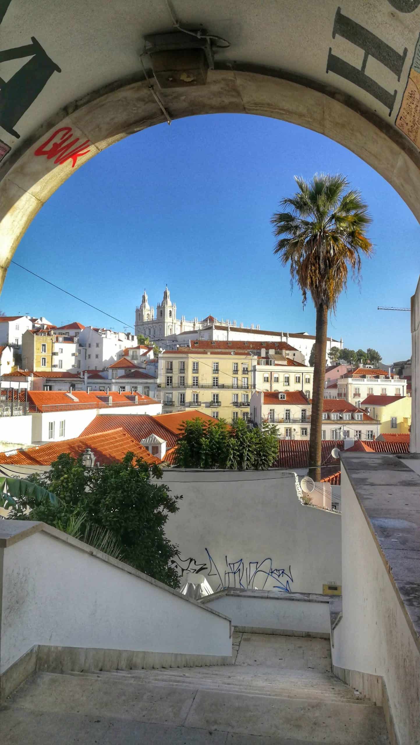 Vista desde el mirador de Portas do Sol sobre las azoteas de Alfama en Lisboa