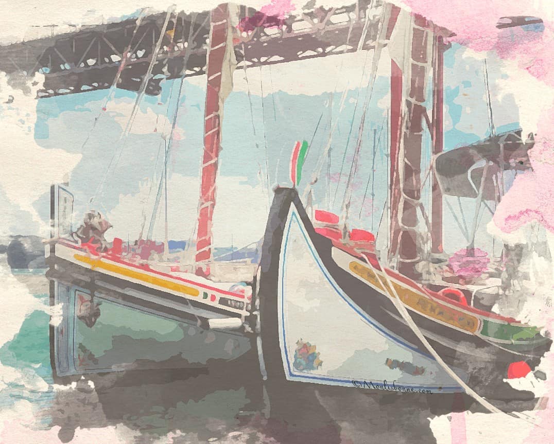 Barcos tradicionais portugueses para um passeio de barco ao pôr do sol pelo rio Tejo em Lisboa