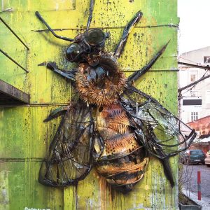 Arte urbana no bairro de Alcântara, em Lisboa, por Bordalo II