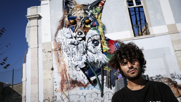Bordalo II, artista de arte urbana em Lisboa, famoso pelas suas obras feitas a partir de resíduos.