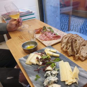 Comida Independente is a delicatessen in Lisbon that allows the tasting of Portuguese wines in the Cais do Sodre district