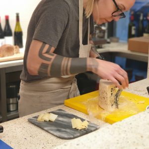 Comida Independente is a delicatessen in Lisbon that allows the tasting of Portuguese wines in the Cais do Sodre district
