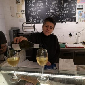 Comida Independente is a delicatessen in Lisbon that allows the tasting of Portuguese wines in the Cais do Sodre district