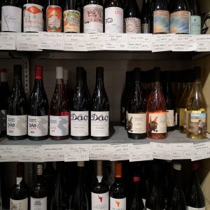 Comida Independente is a delicatessen in Lisbon that allows the tasting of Portuguese wines in the Cais do Sodre district