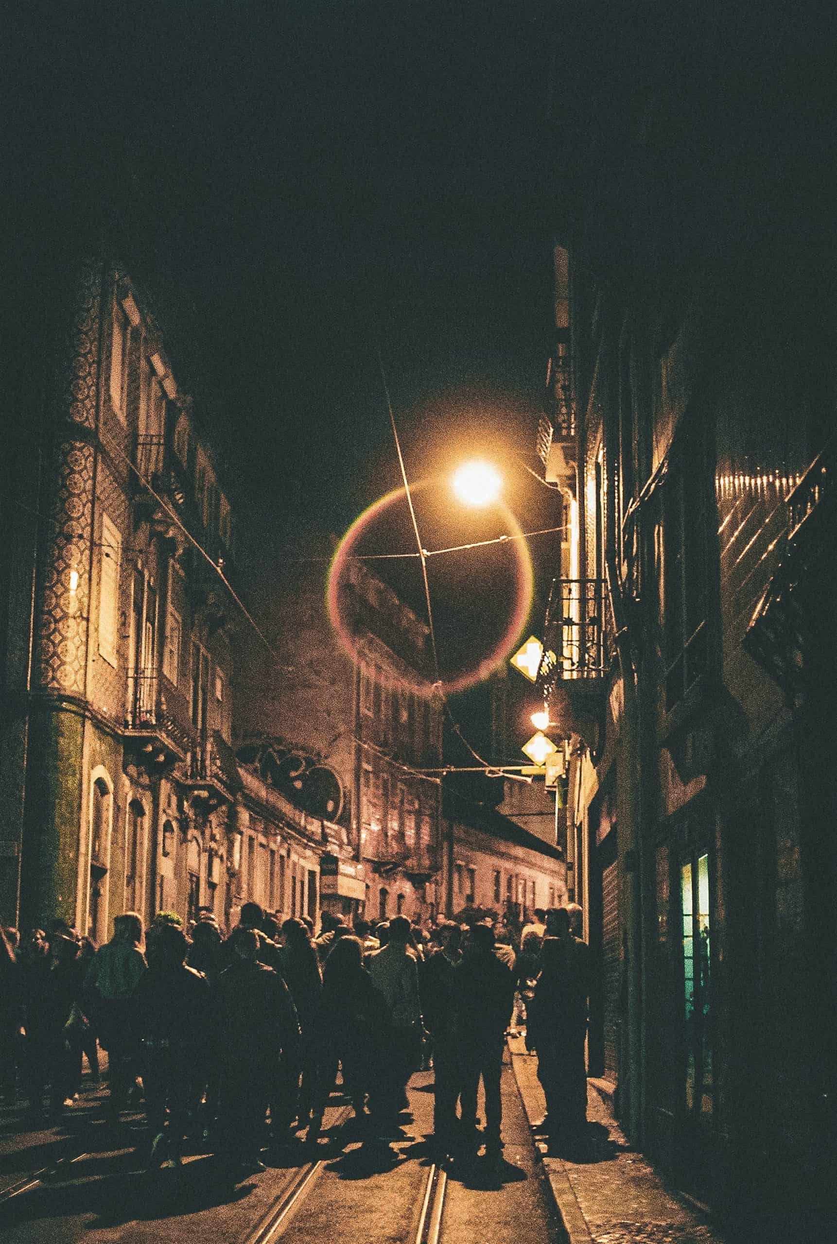 Calle nocturna Bairro Alto en Lisboa