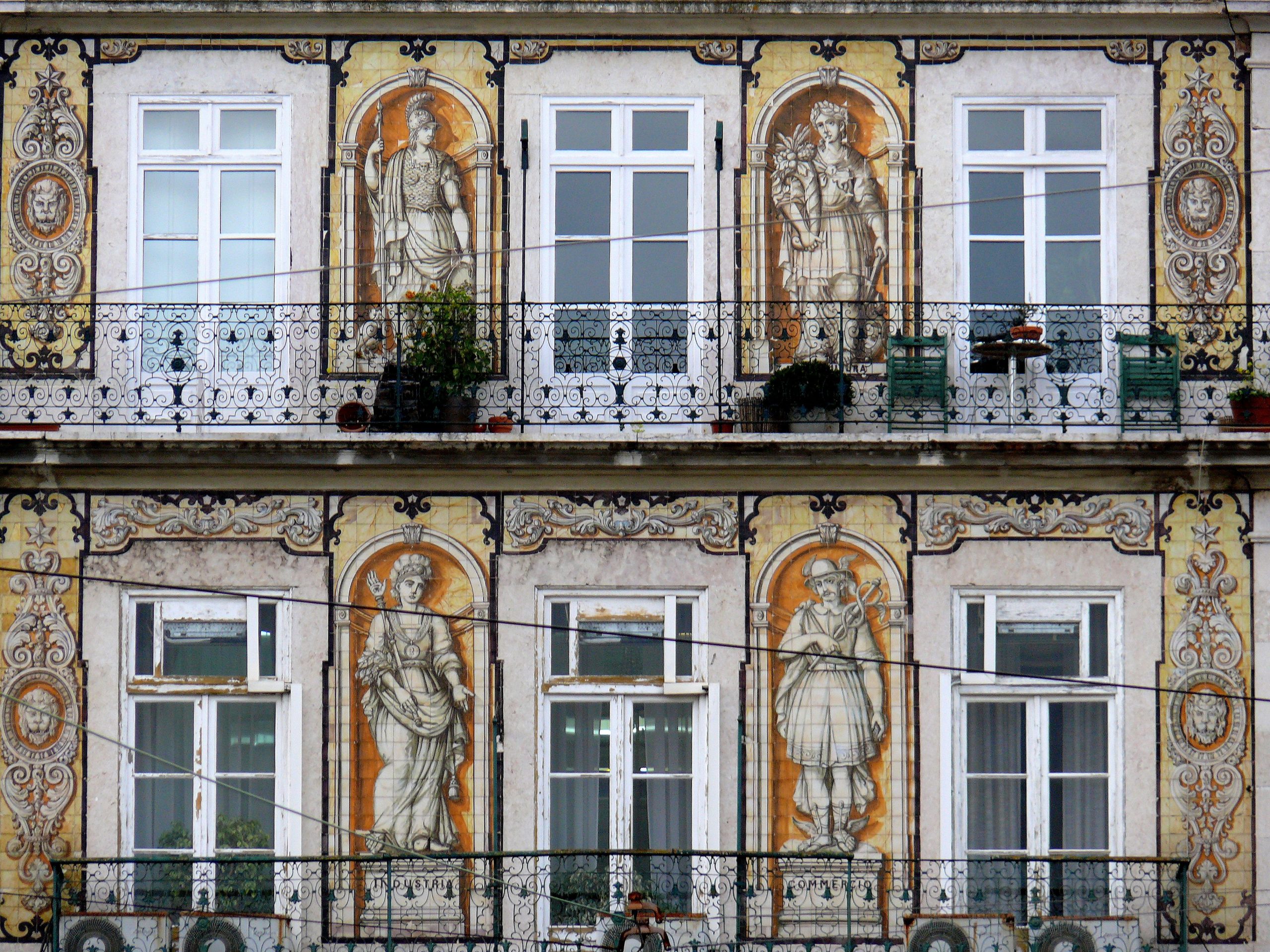 Fachada cubierta con azulejos, las famosas baldosas portuguesas de Lisboa