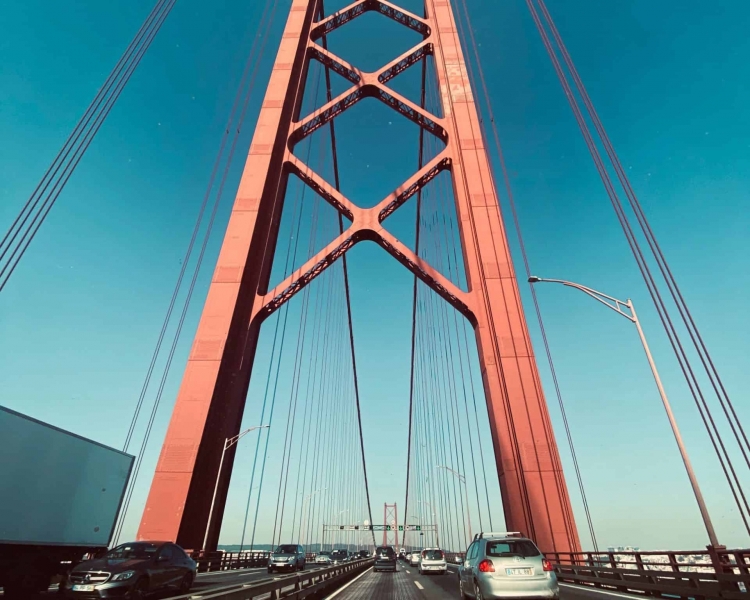 Driving on the 25th of April bridge is only possible by car or scooter min 125 cc