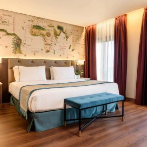 Double or twin room with parquet in a 4 star hotel for company seminars or team building in Lisbon