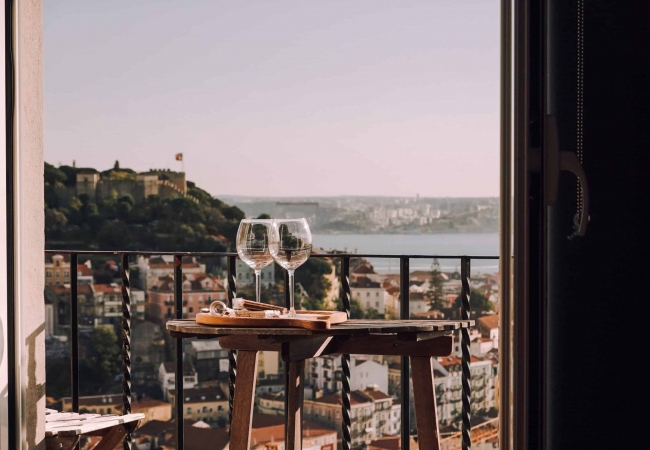 list of lisbon wine bars for their price, quality and presence of natural wines