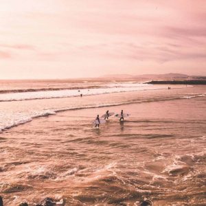 Surfing lessons for beginners or advanced surfers in Lisbon on the beaches of Carcavelos or Caparica