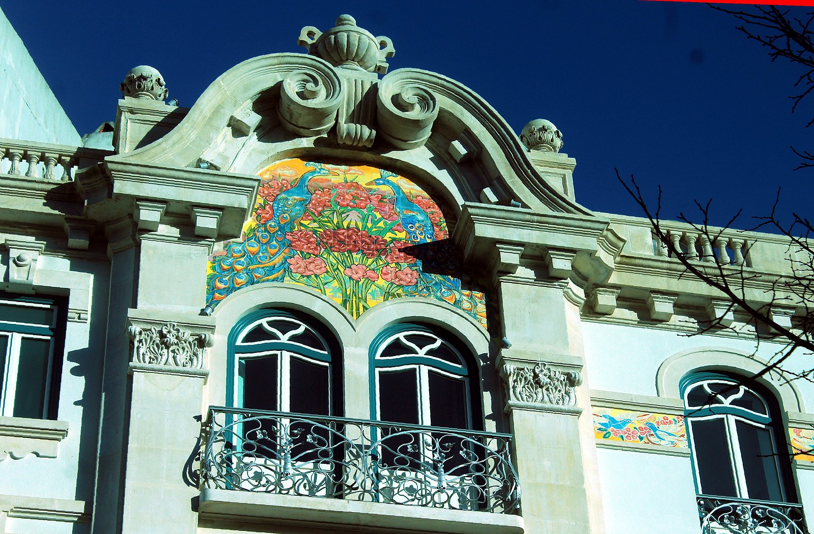 azulejos de un friso en Hotel 1908, típico Art Nouveau en Lisboa