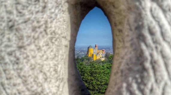 Palácio da Pena, famoso palácio de Sintra visto das alturas do maciço florestal