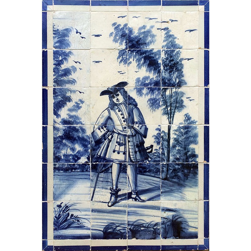 Gentleman o fidalgo en portugués representado en un panel de azulejos azules monocromáticos