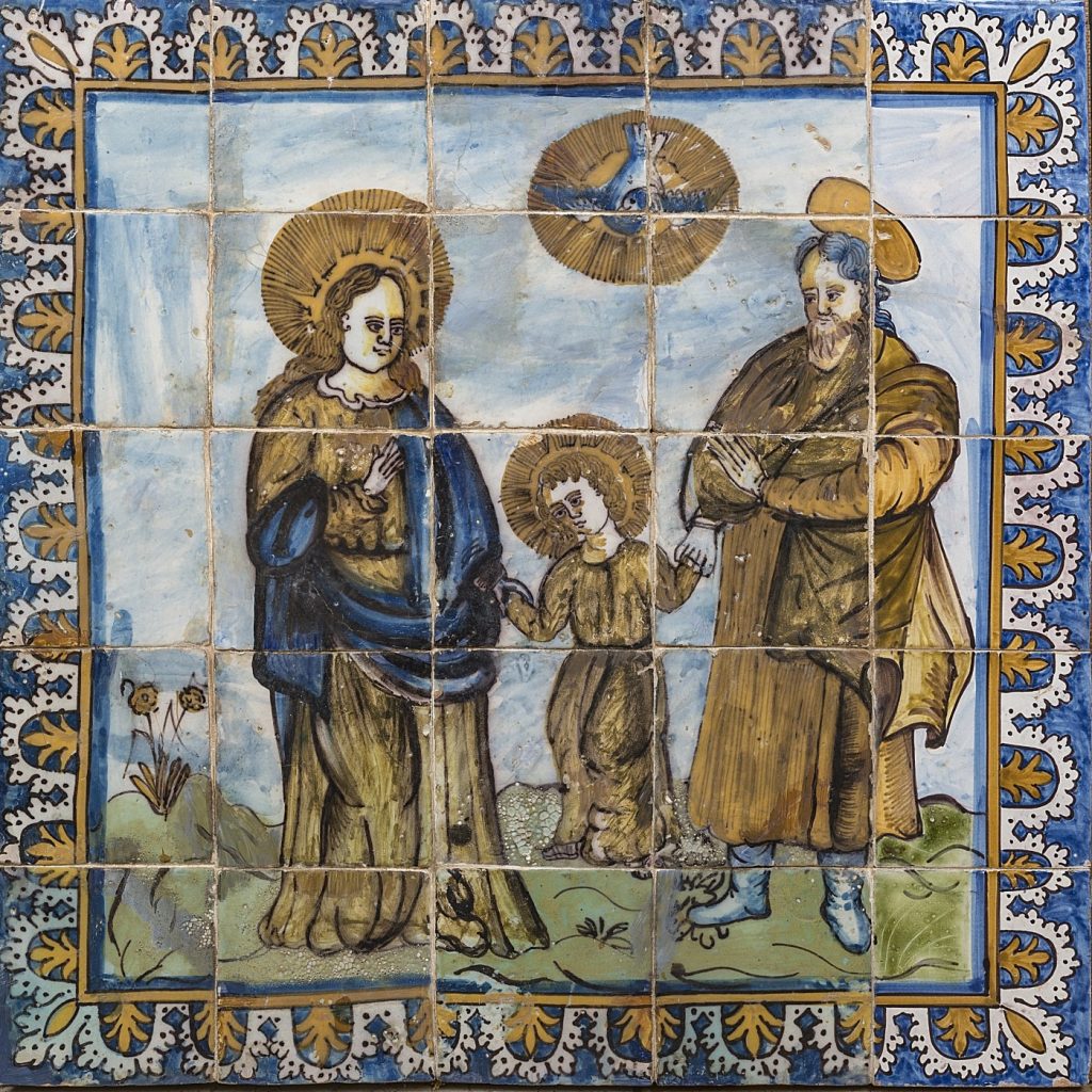 Representación religiosa de la Sagrada Familia sobre un panel de azulejos policromados