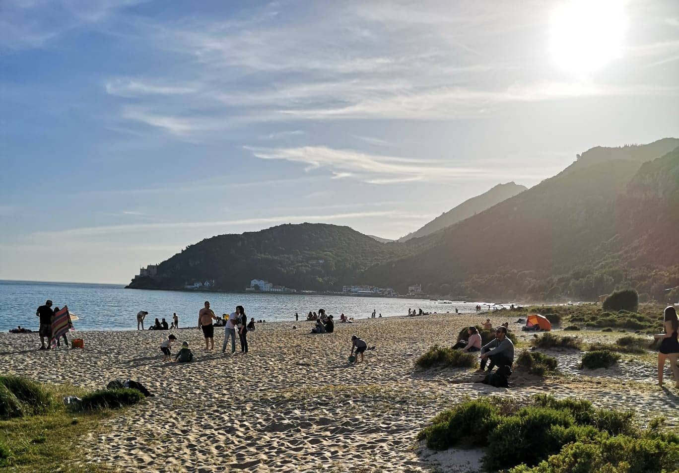 Praia secreta de Portinho Da Arrabida, perto de Lisboa, uma das praias mais bonitas e tranquilas de Lisboa
