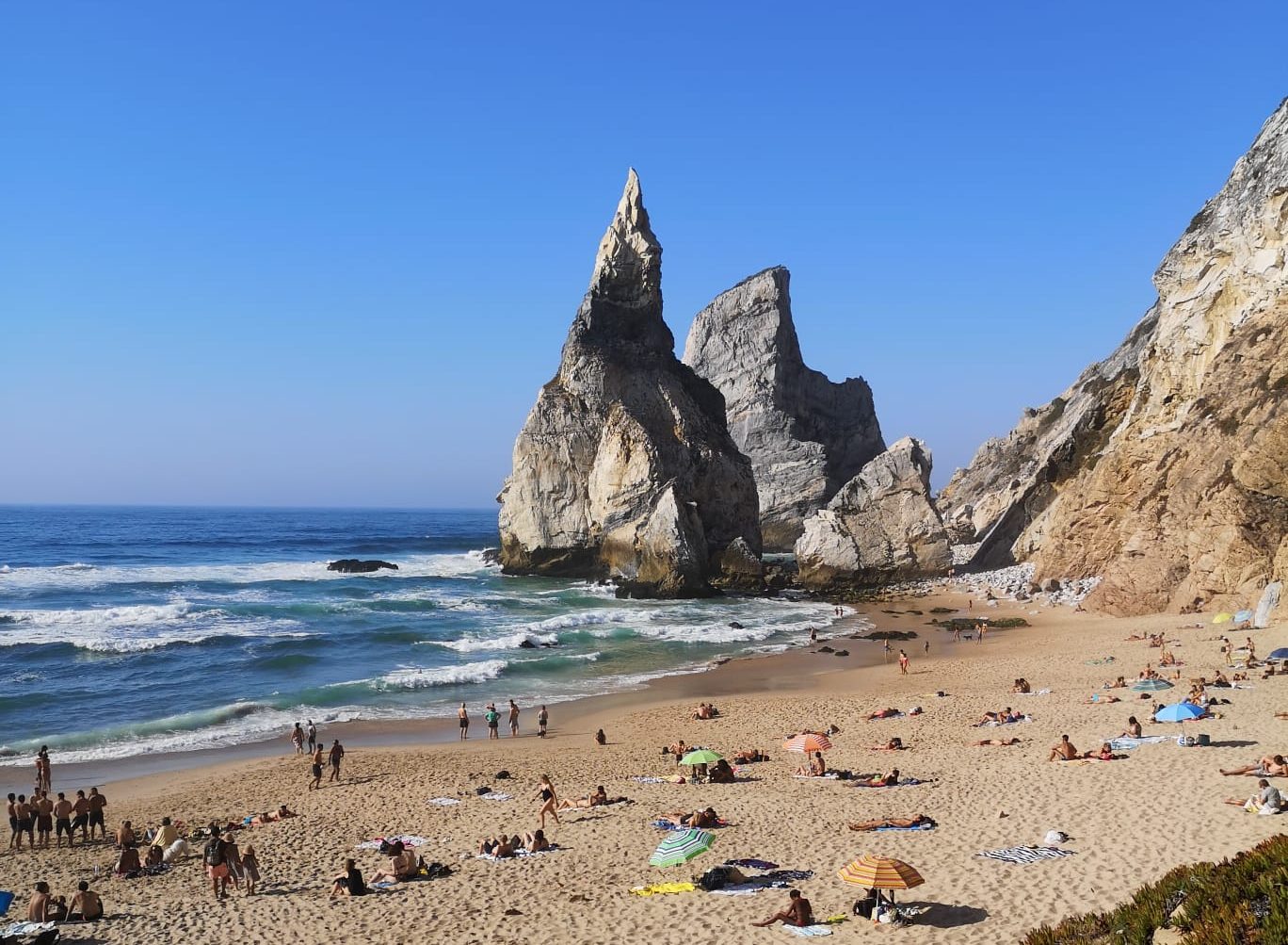 Praia da Ursa, a praia secreta de Lisboa Sintra rodeada por falésias