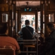 Tomar el tranvía 28 en Lisboa es uno de los pequeños placeres de la vida cotidiana para los habitantes