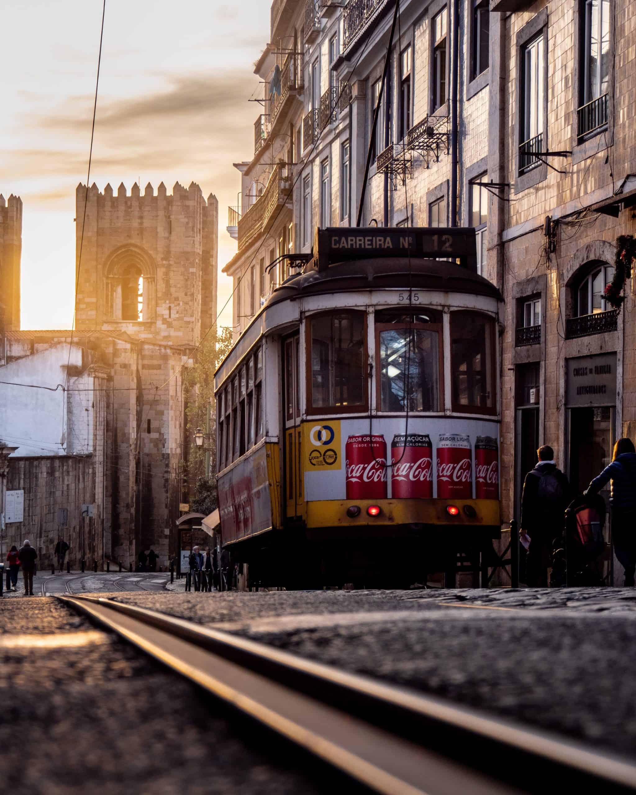 Tranvía que pasa por la Catedral de Se en Alfama, Lisboa