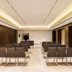 Fully equipped meeting room during your business seminar in Lisbon.