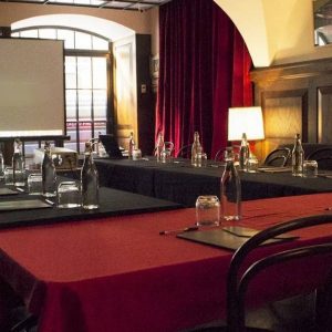 Fully equipped meeting room for your business seminar in Lisbon.