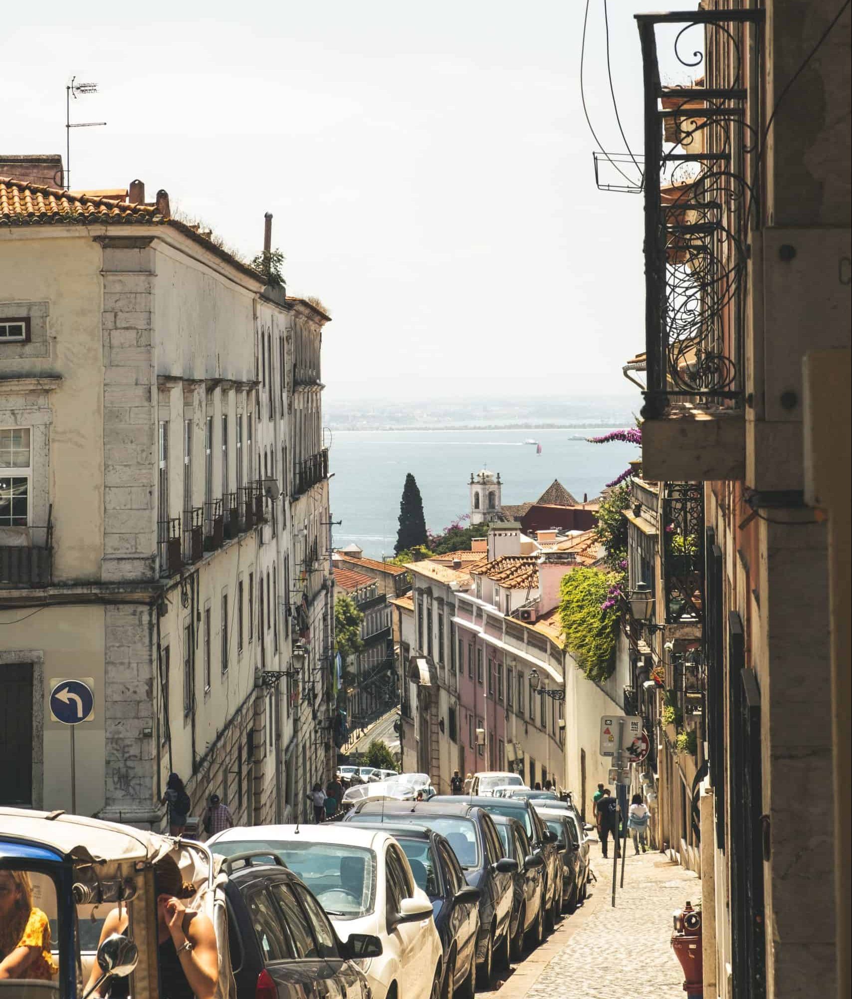 Complicated parking in Lisbon, to park easily and cheaply it's with parclick