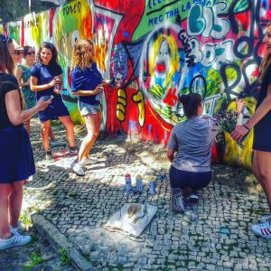 Tour privado em Lisboa com arte urbana durante uma despedida de solteiro e despedida de solteiro festiva