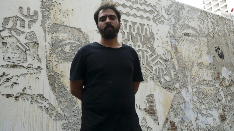 Vhils, artista de arte urbana de renome mundial em Lisboa