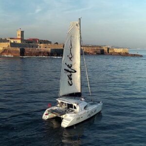 Enjoy a sunset cruise on the Tagus in Lisbon on a comfortable and safe catamaran with food and beverage