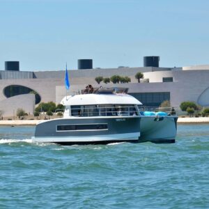 A cruise on an ultra-comfortable yacht catamaran on the Tagus River in Lisbon for a romantic sunset cruise or hen & stag party