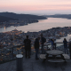 Grupo a desfrutar de um terraço no terraço ao pôr do sol durante uma viagem de incentivo corporativo em Lisboa