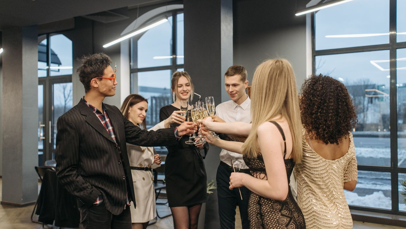 Equipo corporativo profesional levantando copas para brindar durante un evento grupal en Lisboa