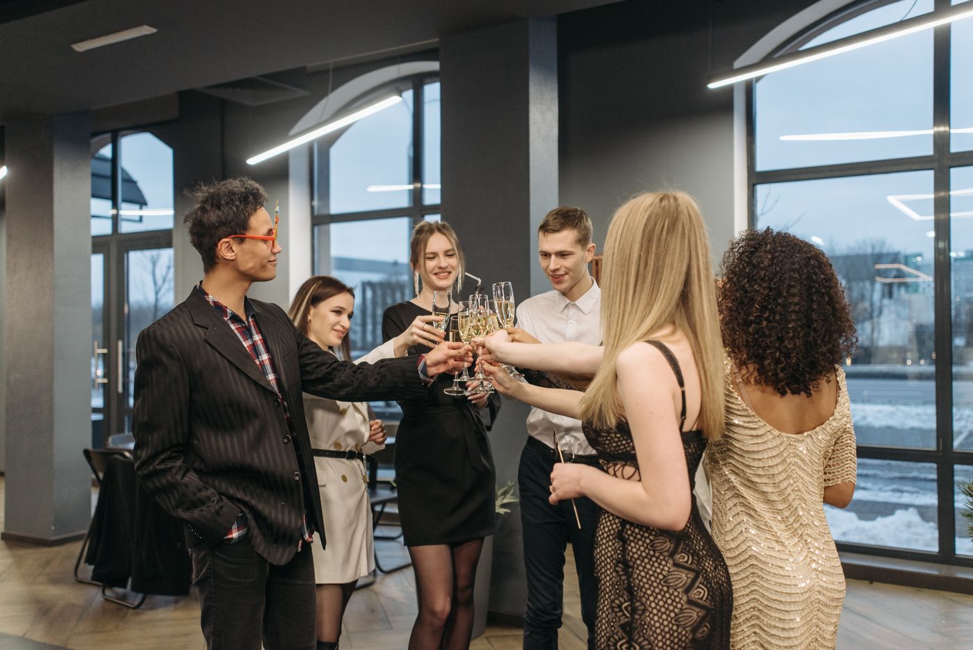 Equipo corporativo profesional levantando copas para brindar durante un evento grupal en Lisboa