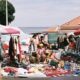 Mercadillo de Feira da Ladra en Lisboa, con puestos coloridos y vistas al río