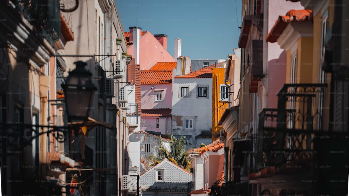 Distrito comercial de Chiado en Lisboa con elegantes escaparates