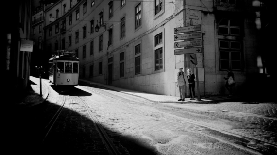 Icónico tranvía amarillo 28 en una calle de Lisboa con edificios históricos