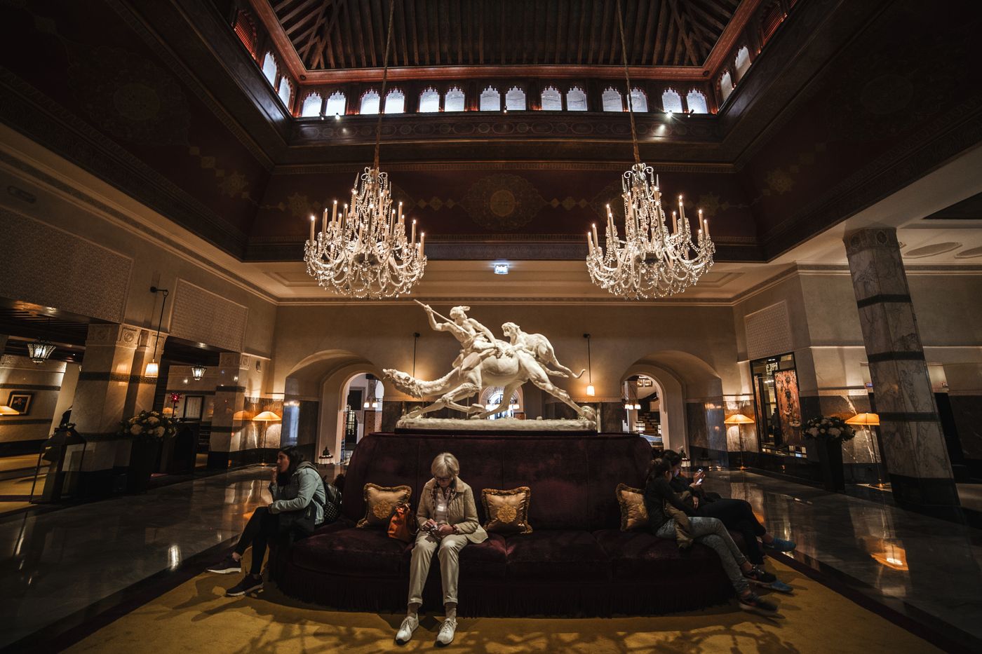 Elegante átrio de hotel de luxo, um espaço sofisticado para seminários e conferências em Lisboa