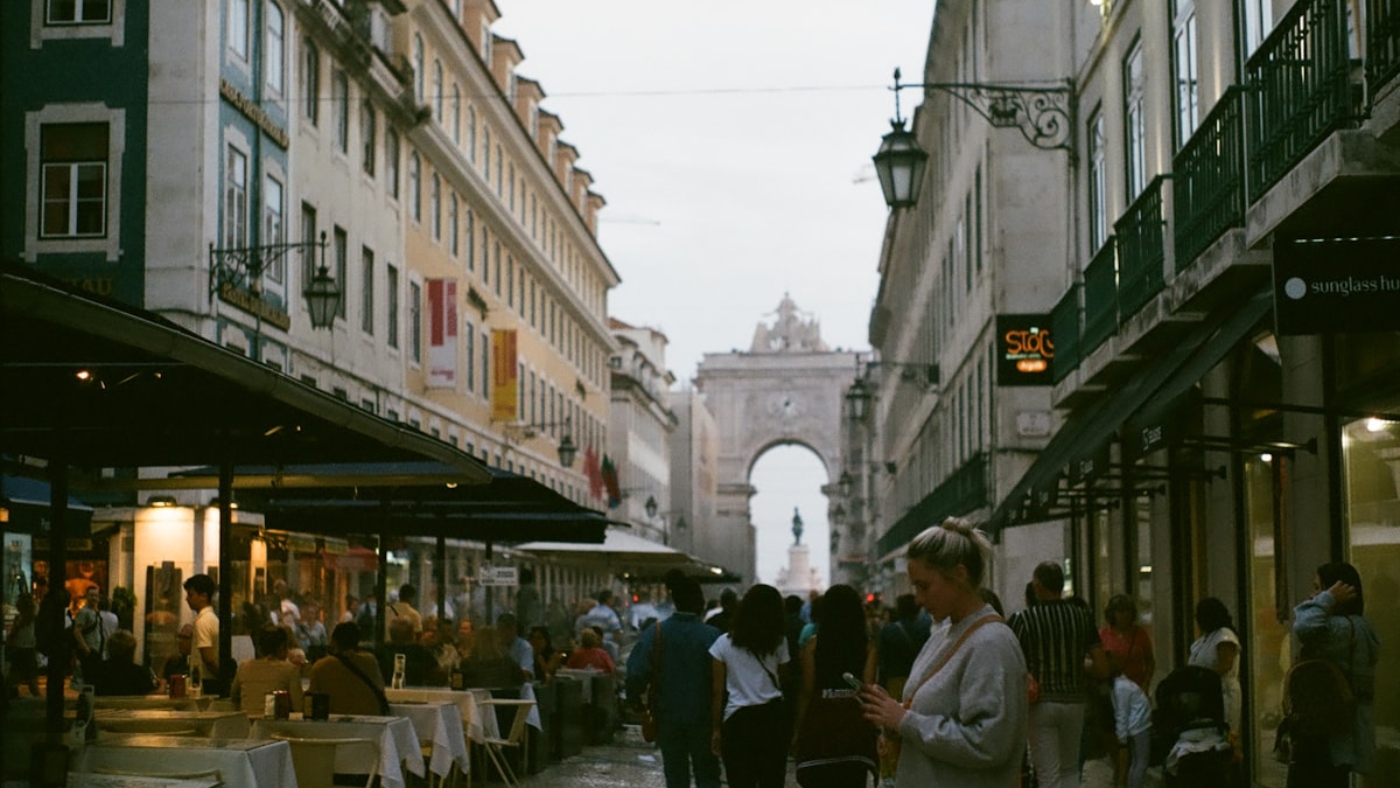 Calle comercial en Lisboa con boutiques locales y tiendas tradicionales