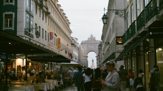 Calle comercial en Lisboa con boutiques locales y tiendas tradicionales